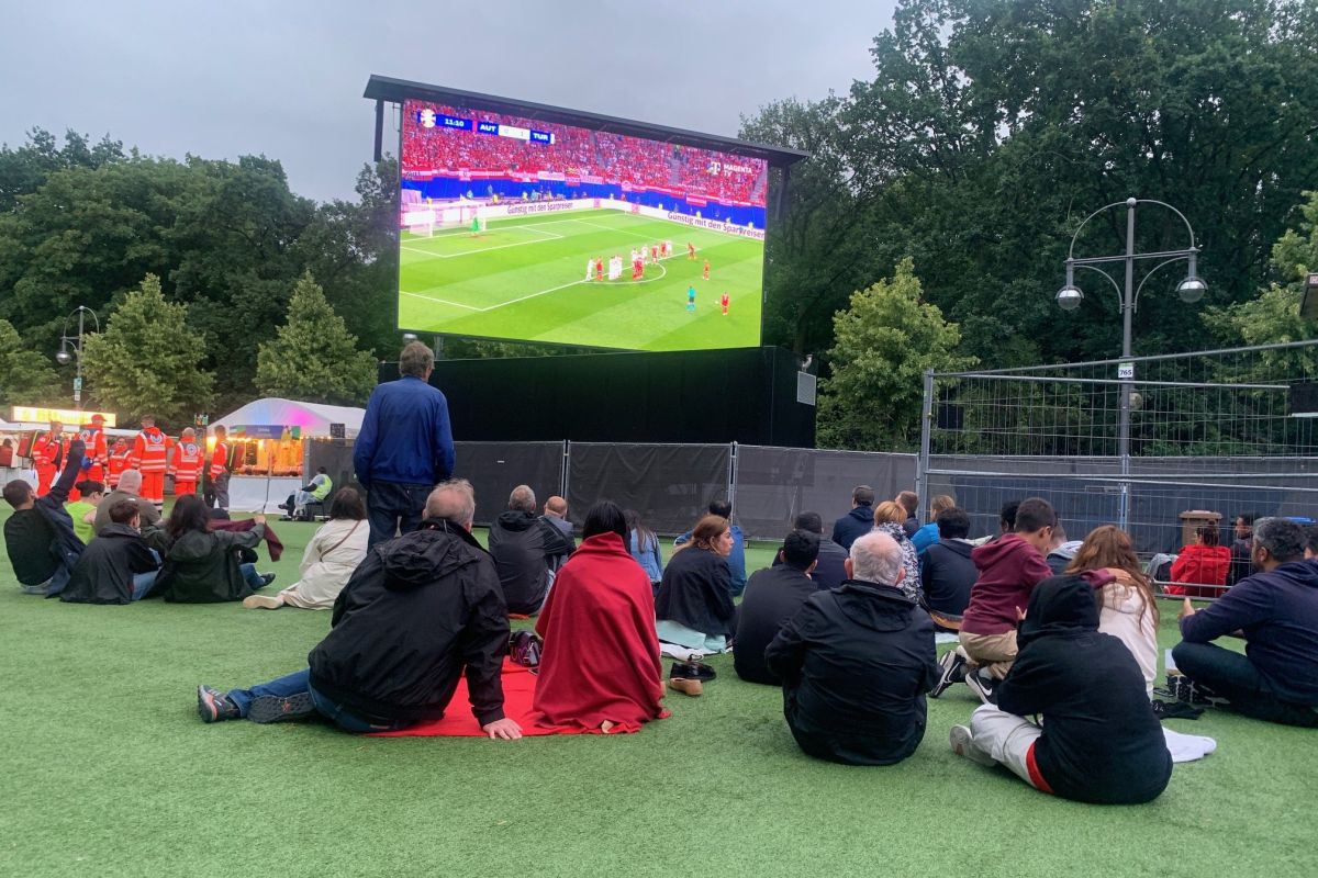 Rumput buatan di Fan Zone Brandenburg Gate dapat didaur ulang